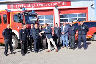 Landrat Timo Gaarz übergibt den Schlüssel an den Bereitschaftsführer Dirk Westphal.