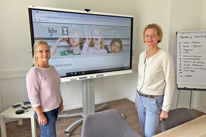 Tanja Gieselmann (links) und Maike Wilde laden dazu ein, das Angebot und das Preetzer Büro des KJHV Ostholstein-Plön kennenzulernen.