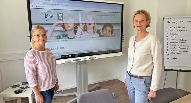 Tanja Gieselmann (links) und Maike Wilde laden dazu ein, das Angebot und das Preetzer Büro des KJHV Ostholstein-Plön kennenzulernen.