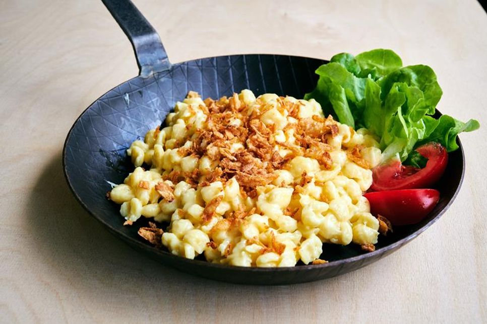 Einfach lecker: Käsespätzle oder Käseknöpfle mit Röstzwiebeln schmecken nicht nur in den Bergen, sondern auch am Meer ganz hervorragend.