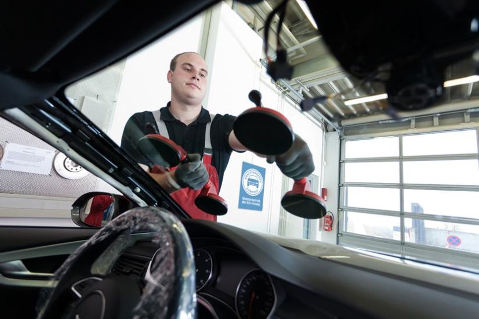Reparaturen wie der Tausch ganzer Scheiben gehören in kompetente Hände. Gerade bei jüngeren Fahrzeugen dient die Frontscheibe nicht nur als Schutz vor Wind und Regen, sondern auch als Befestigung für allerlei Sensoren und Kameras der Assistenzsysteme. (Foto: ProMotor/T.Volz)