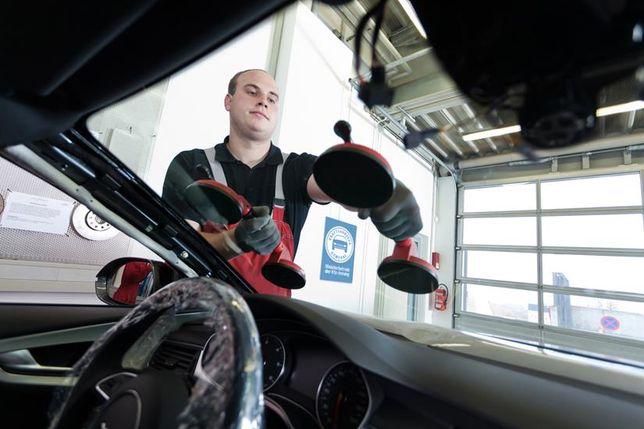 Reparaturen wie der Tausch ganzer Scheiben gehören in kompetente Hände. Gerade bei jüngeren Fahrzeugen dient die Frontscheibe nicht nur als Schutz vor Wind und Regen, sondern auch als Befestigung für allerlei Sensoren und Kameras der Assistenzsysteme. (Foto: ProMotor/T.Volz)