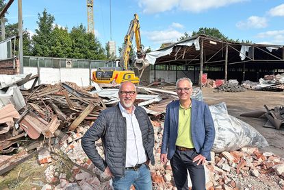 Unternehmer Andreas Cordes (links) und Bürgermeister Tim Brockmann freuen sich, dass der Abriss der großen Lagerhalle jetzt starten konnte.