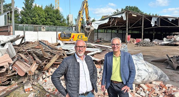 Unternehmer Andreas Cordes (links) und Bürgermeister Tim Brockmann freuen sich, dass der Abriss der großen Lagerhalle jetzt starten konnte.