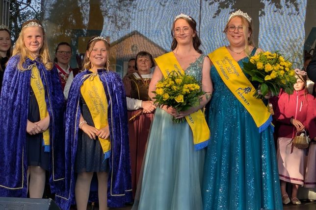 (v. l.): Kinderkönigin Jonna Danklefsen, Kinderprinzessin Milea Tim, Rapsblütenprinzessin Laura Loose und Rapsblütenkönigin Kim Niemann