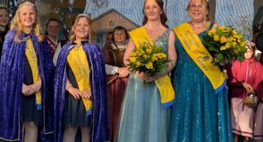 (v. l.): Kinderkönigin Jonna Danklefsen, Kinderprinzessin Milea Tim, Rapsblütenprinzessin Laura Loose und Rapsblütenkönigin Kim Niemann