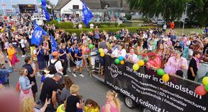Mit viel Glitzer, bunten Farben und Schlagerhits rollten die fantasievoll gestalteten Wagen durch Dahme.