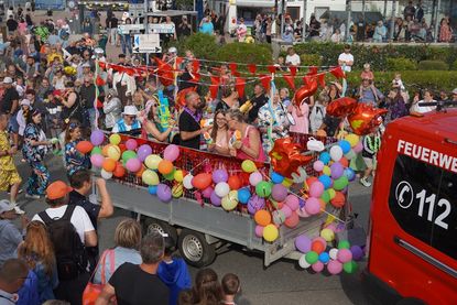 Begleitet von Schlagerklassikern zogen die Wagen durch Dahme und machten die weltweit einzige Schlagerparade am Meer zu einem echten Hingucker.