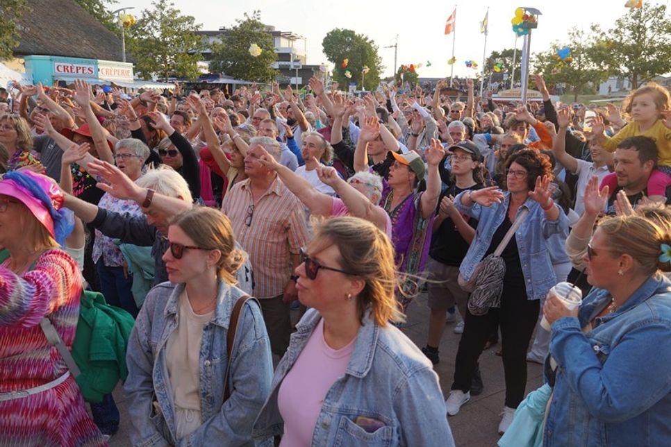 Ein Meer aus Menschen, strahlende Gesichter und erhobene Hände: Die Besucher machten die dritte Dahmer Schlagerparade zu einem unvergesslichen Sommerabend.
