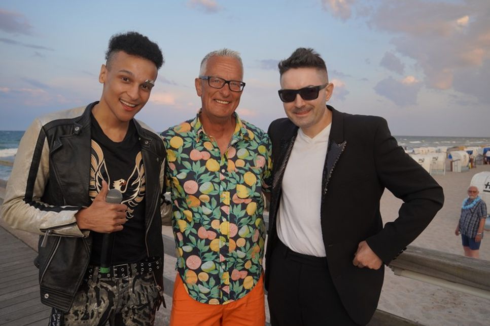 Tourismusleiter Thorsten Dücker (Mitte) mit den Schlagerstars Prince Damien (lks.) und Menderes.