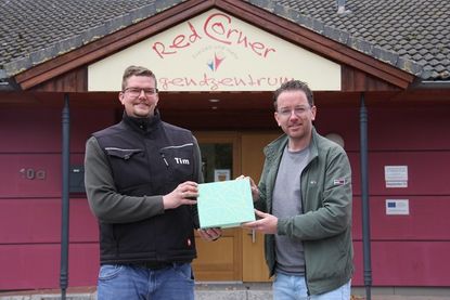 Tim Muchow vom Jugendzentrum „Red Corner“ (lks.) nimmt dankend die Spende von Jacob Revenstorf entgegen.