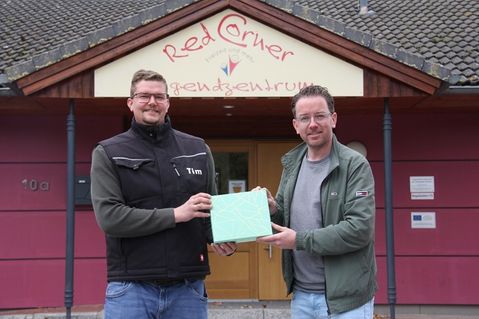 Tim Muchow vom Jugendzentrum „Red Corner“ (lks.) nimmt dankend die Spende von Jacob Revenstorf entgegen.