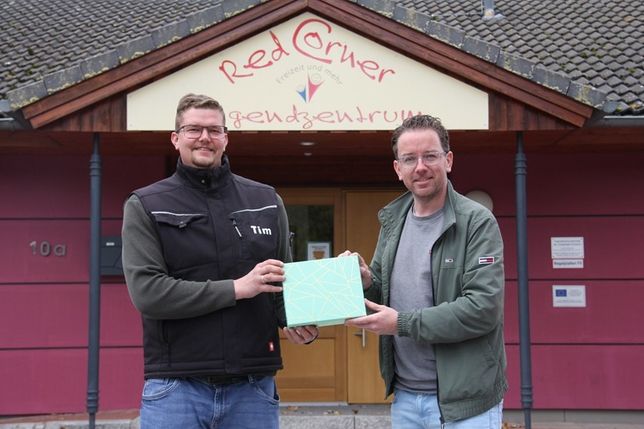 Tim Muchow vom Jugendzentrum „Red Corner“ (lks.) nimmt dankend die Spende von Jacob Revenstorf entgegen.