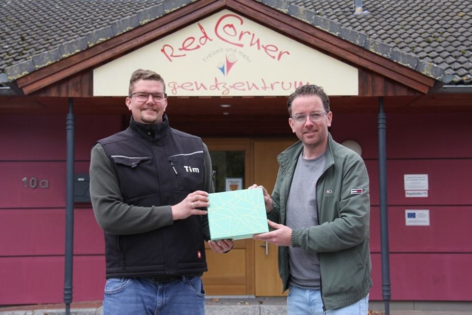 Tim Muchow vom Jugendzentrum „Red Corner“ (lks.) nimmt dankend die Spende von Jacob Revenstorf entgegen.