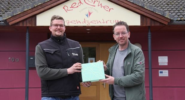 Tim Muchow vom Jugendzentrum „Red Corner“ (lks.) nimmt dankend die Spende von Jacob Revenstorf entgegen.