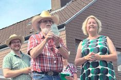 Ratsherr Eike Selonke (l.) und Stadtpräsidentin Bettina Aust freuen sich mit Uwe Göllner über dessen Auszeichnung mit dem Rolf Kähler Gedächtnispokal.