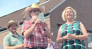 Ratsherr Eike Selonke (l.) und Stadtpräsidentin Bettina Aust freuen sich mit Uwe Göllner über dessen Auszeichnung mit dem Rolf Kähler Gedächtnispokal.