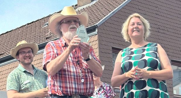 Ratsherr Eike Selonke (l.) und Stadtpräsidentin Bettina Aust freuen sich mit Uwe Göllner über dessen Auszeichnung mit dem Rolf Kähler Gedächtnispokal.