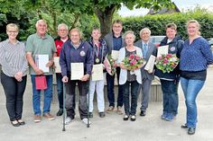 Bevor die Sportlerehrung mit einem gemütlichen Beisammensein bei Büfett und Getränken ihren Ausklang nahm, fanden sich die geehrten Erwachsenen mit Gemeindevertretern und Bürgermeisterin auf dem Schulhof zu einem Gruppenbild ein.