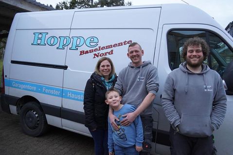 Buchhaltungsexpertin Daniela Hoppe, Firmeninhaber Manuel Hoppe mit Sohn und Mitarbeiter Marcel Maack (von re.).