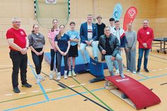 Offizielle Übergabe der neuen Sportgeräte in der 3-Felder-Sporthalle: Schülerinnen und Schüler der achten Klassen freuen sich darüber mit Schulleiterin Esther Passig (2.v.re.), NTSV-Vorsitzenden Andreas Block (rechts), Sportwart Detlef Ossyra (links), Bürgermeister Sven Partheil-Böhnke (in der Mitte sitzend), Gemeindevertreter Dr. Axel Michael Unger (SPD) und Dennis Schlehahn (Fachdienst Bildung, Sport und Familienangelegenheiten, 3.v.re.).