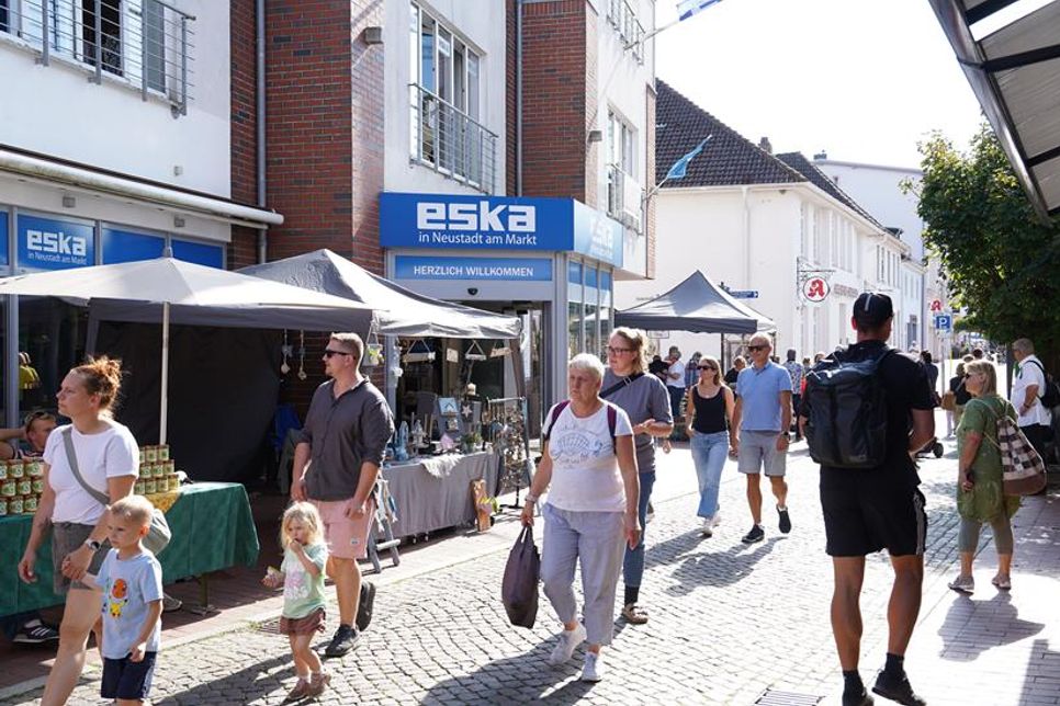 Auch in der Kremper Straße gab es regen Zulauf und die Menschen stöberten entlang der Stände des Bauernmarktes.