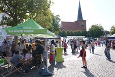 Der Marktplatz wurde zur Spielarena für Kinder mit Mitmachstationen, Bastelangeboten und jeder Menge Spaß.