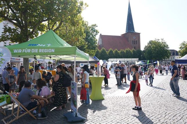 Der Marktplatz wurde zur Spielarena für Kinder mit Mitmachstationen, Bastelangeboten und jeder Menge Spaß.