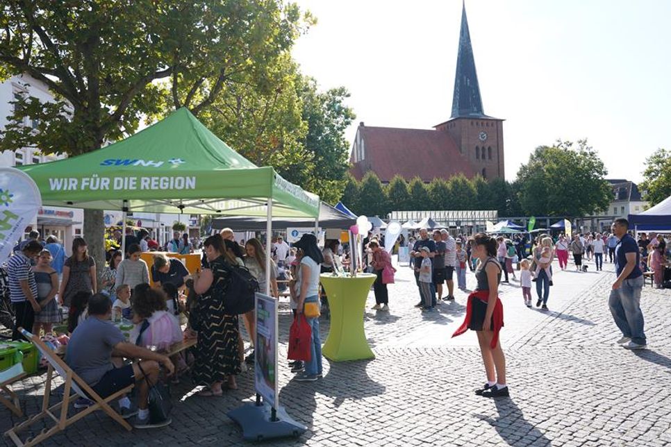 Der Marktplatz wurde zur Spielarena für Kinder mit Mitmachstationen, Bastelangeboten und jeder Menge Spaß.
