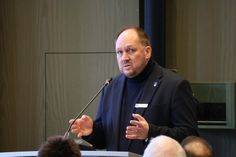 Landrat Gaarz begrüßt die Teilnehmenden der Pflegekonferenz.