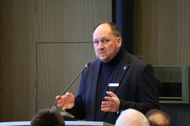 Landrat Gaarz begrüßt die Teilnehmenden der Pflegekonferenz.