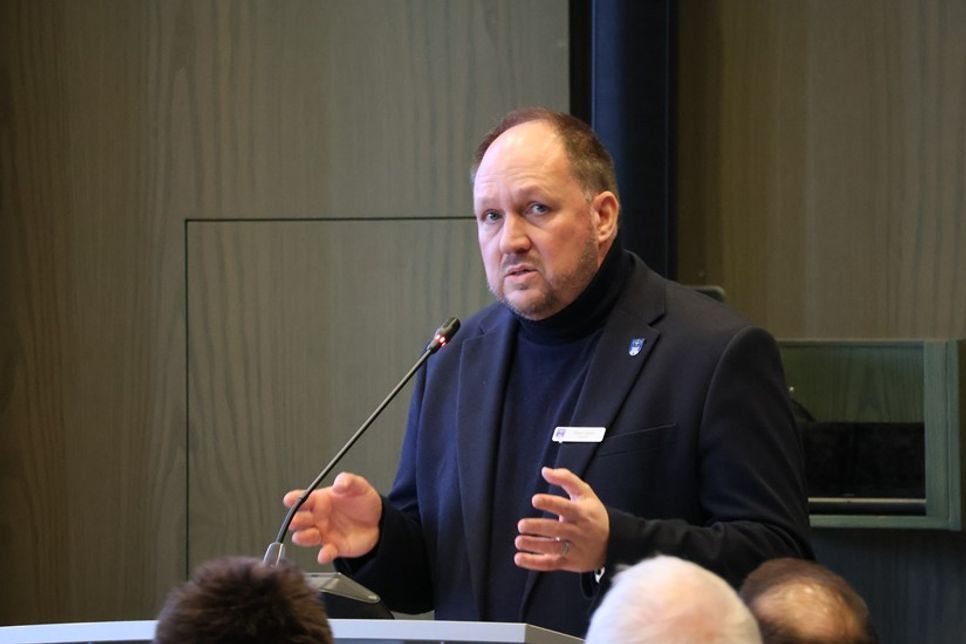 Landrat Gaarz begrüßt die Teilnehmenden der Pflegekonferenz.