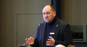 Landrat Gaarz begrüßt die Teilnehmenden der Pflegekonferenz.