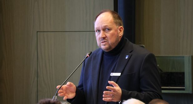 Landrat Gaarz begrüßt die Teilnehmenden der Pflegekonferenz.