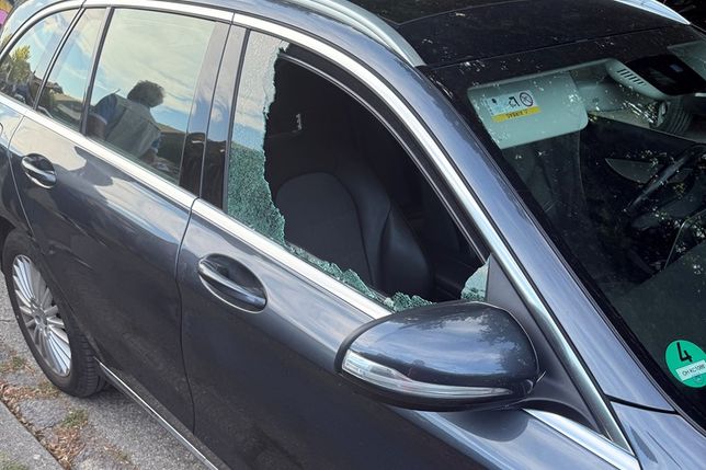 Bei diesem Fahrzeug wurde am vergangenen Donnerstag die Seitenscheibe eingeschlagen und die Handtasche entwendet.