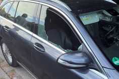 Bei diesem Fahrzeug wurde am vergangenen Donnerstag die Seitenscheibe eingeschlagen und die Handtasche entwendet.