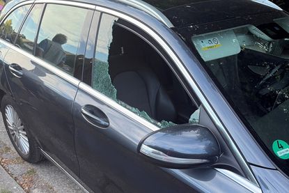 Bei diesem Fahrzeug wurde am vergangenen Donnerstag die Seitenscheibe eingeschlagen und die Handtasche entwendet.