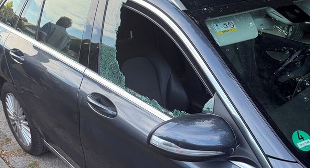 Bei diesem Fahrzeug wurde am vergangenen Donnerstag die Seitenscheibe eingeschlagen und die Handtasche entwendet.