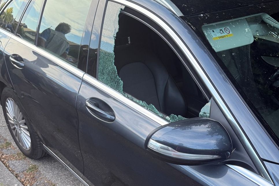 Bei diesem Fahrzeug wurde am vergangenen Donnerstag die Seitenscheibe eingeschlagen und die Handtasche entwendet.