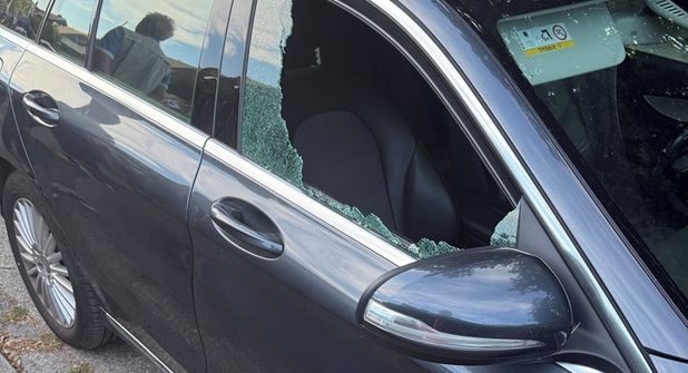 Bei diesem Fahrzeug wurde am vergangenen Donnerstag die Seitenscheibe eingeschlagen und die Handtasche entwendet.