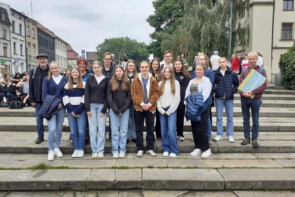 Die vortragenden Schülerinnen und Schüler waren Teilnehmende einer Gedenkstättenfahrt nach Auschwitz.