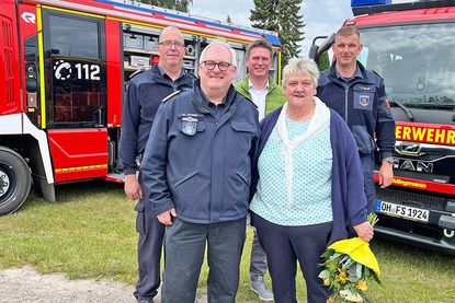 Hauptbrandmeister Hartmut Junge (vorn links) freute sich über die Ehrung.