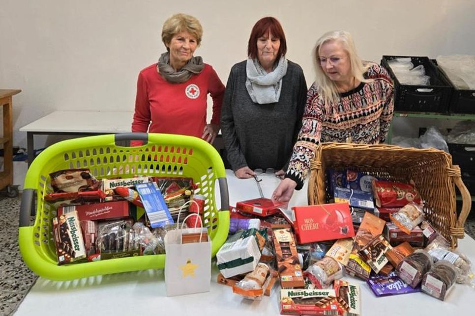 Ulla Fries vom DRK Dahme, Gabriela Nellies, Mitarbeiterin der Tafel und Vera Koppenhöfer, DRK-Mitglied (v. lks).