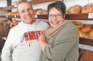 Meike und Hans-Jürgen Schmidt stehen am kommenden Sonnabend ein letztes Mal hinter dem Tresen der Ahrensböker Bäckerei.