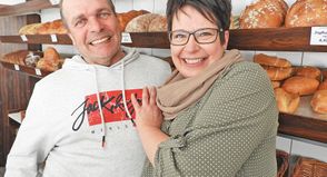 Meike und Hans-Jürgen Schmidt stehen am kommenden Sonnabend ein letztes Mal hinter dem Tresen der Ahrensböker Bäckerei.