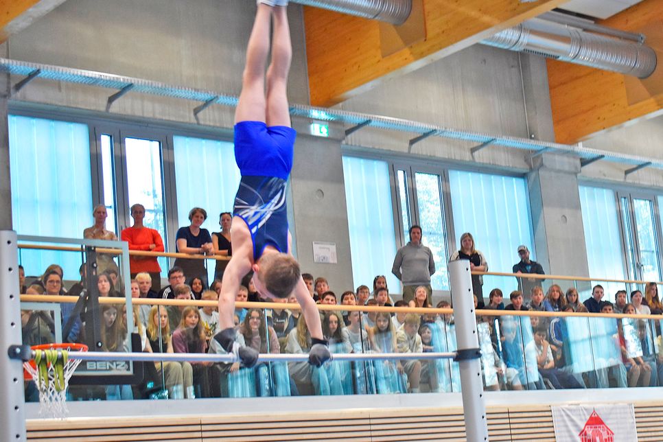 Begeisterung lösten die jüngsten Turner am Reck aus. Atemberaubende Drehungen gehörten zur Darbietung und zeigten, wieviel Talent und Können die Kinder mitbringen.