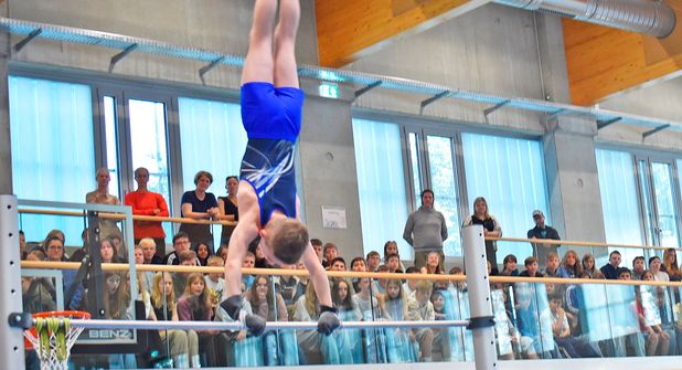 Begeisterung lösten die jüngsten Turner am Reck aus. Atemberaubende Drehungen gehörten zur Darbietung und zeigten, wieviel Talent und Können die Kinder mitbringen.