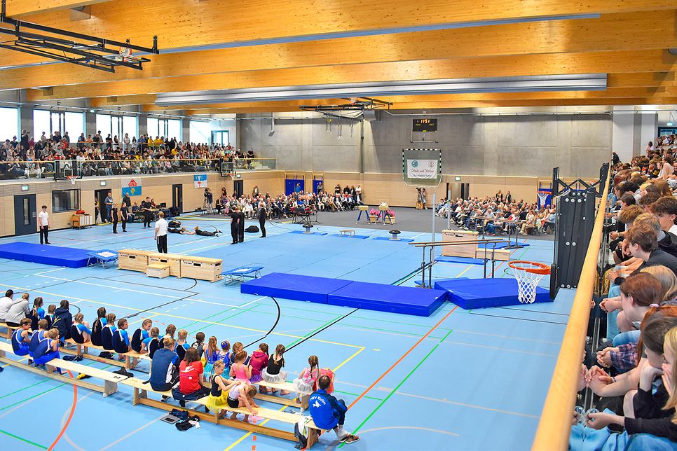 Volle Ränge und tolle Atmosphäre in der neuen Sporthalle anlässlich der großen Eröffnungsgala.