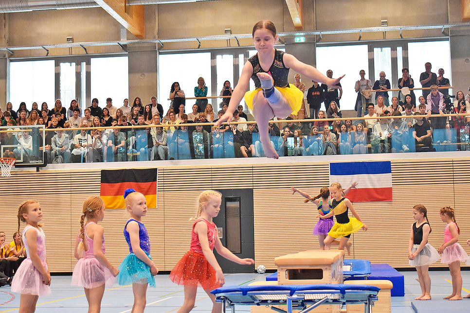 Die kleinen Turnerinnen vom Landessportstützpunkt zeigten spektakuläre Sprünge vom Trampolin.