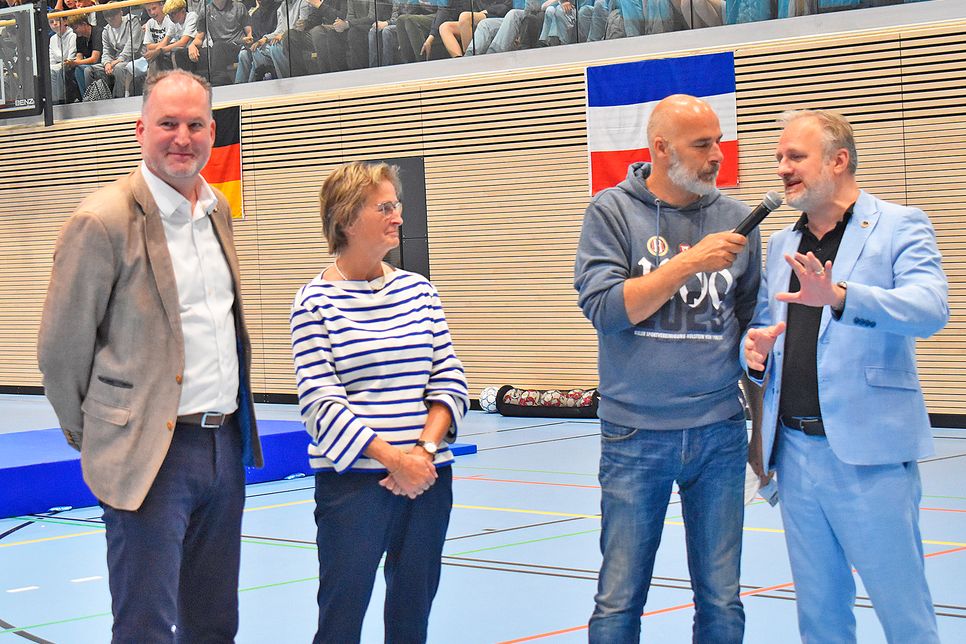 Landrat Björn Demmin (links), Kreispräsidentin Hildegard Mersmann (2.v.l.) und Bürgermeister Peter Kokocinski (rechts) werden vom Moderator York Lange interviewt.